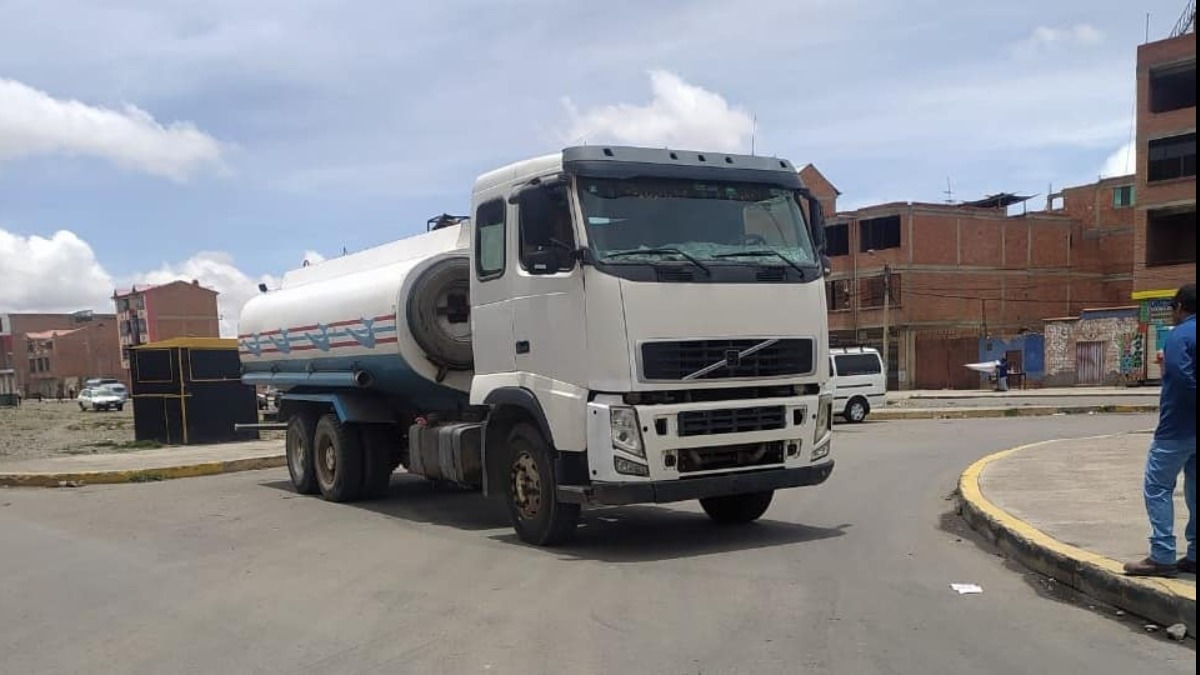 Transportistas bloquearon por inmediaciones de la planta de Senkata, en El Alto. Foto: Mi Barrio.