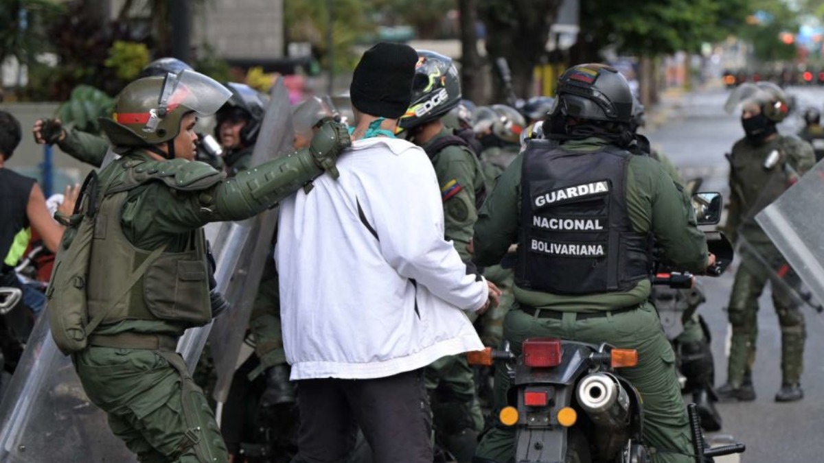 Un detenido durante las protestas en Venezuela.