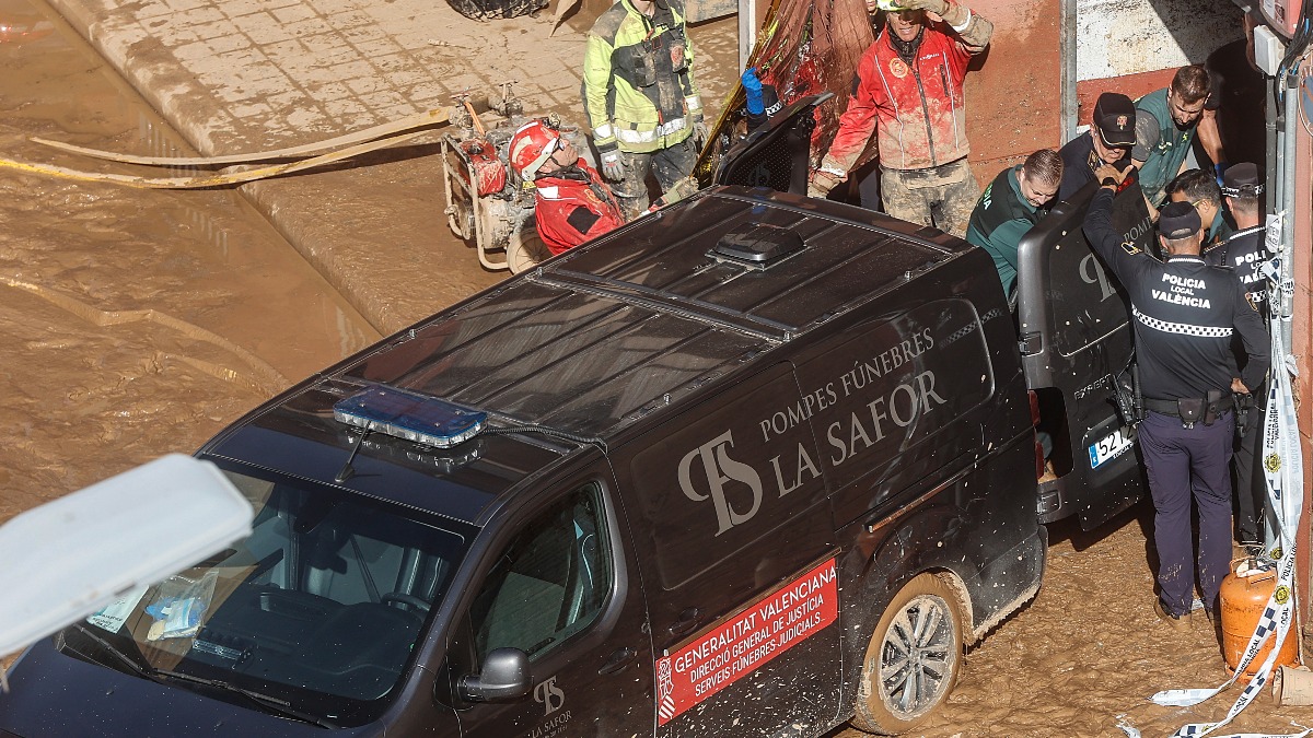 Un furgón de la funeraria sale de un garaje con cadáveres localizados tras el paso de la DANA en Valencia.  Foto: Europa Press