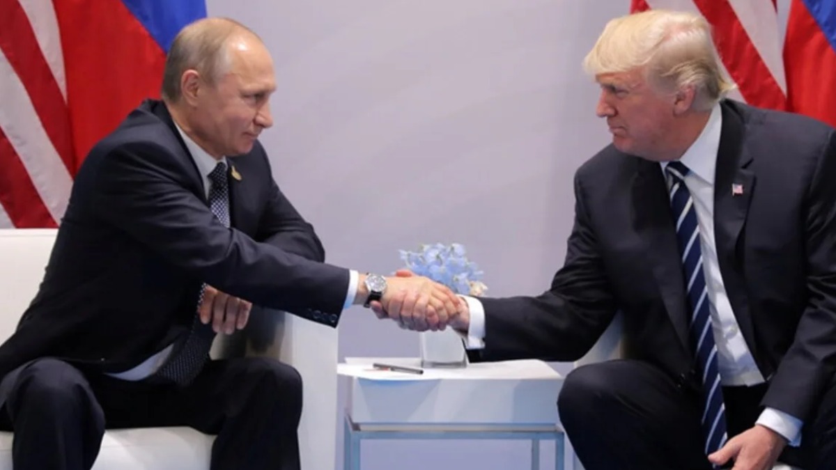 Un saludo entre Vladimir Putin y Donald Trump.