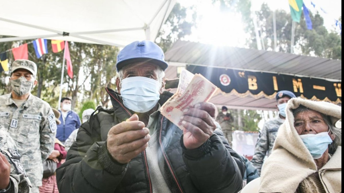 Una persona de la tercera recibió su Renta Dignidad. Foto: Internet