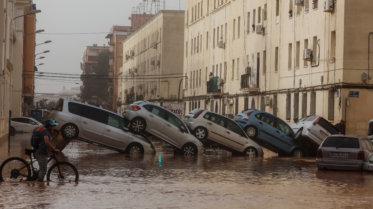 Vehículos destrozados tras el paso de la DANA por el barrio de La Torre de Valencia, a 30 de octubre de 2024, en Valencia.  Foto: Europa Press