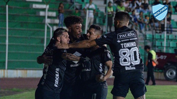 Jugadores del club Bolívar celebran uno de los goles de la victoria sobre Oriente Petrolero.   Foto: Club Bolívar