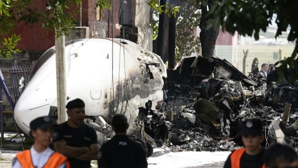 Los restos del avión que sufrió el accidente.   Foto: Clarín