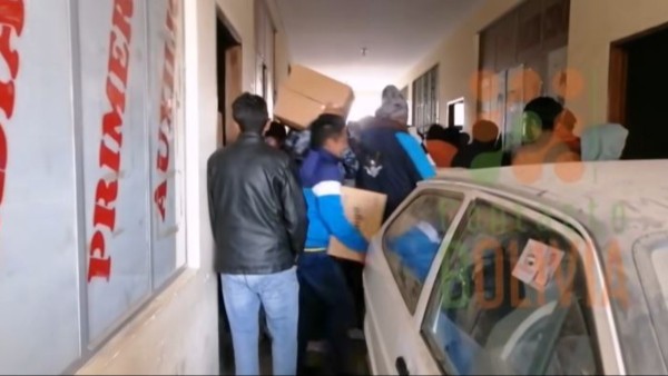 Los transportistas saquean las oficinas de la Federación. Foto: Captura