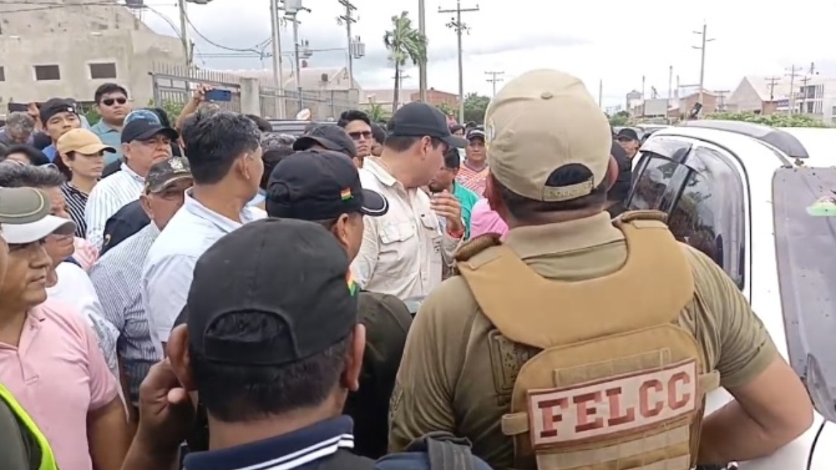 Arroceros rodean los vehículos de la Policía exigiendo que desprecinten los ingenios. Foto: captura