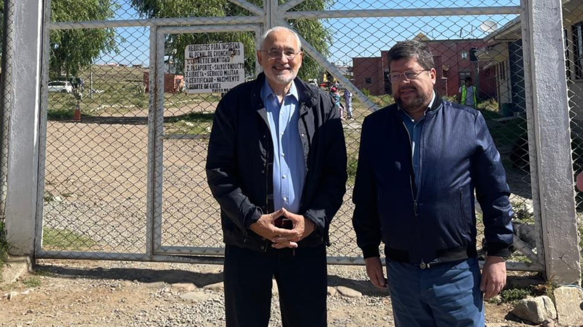 Carlos Mesa y Samuel Doria Medina a la salida del penal de Chonchocoro. Foto: CC