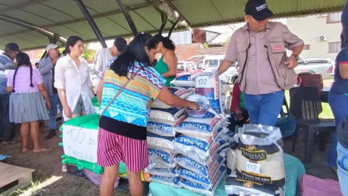 Cientos de personas llegaron a la feria para comprar arroz. Foto: Unitel