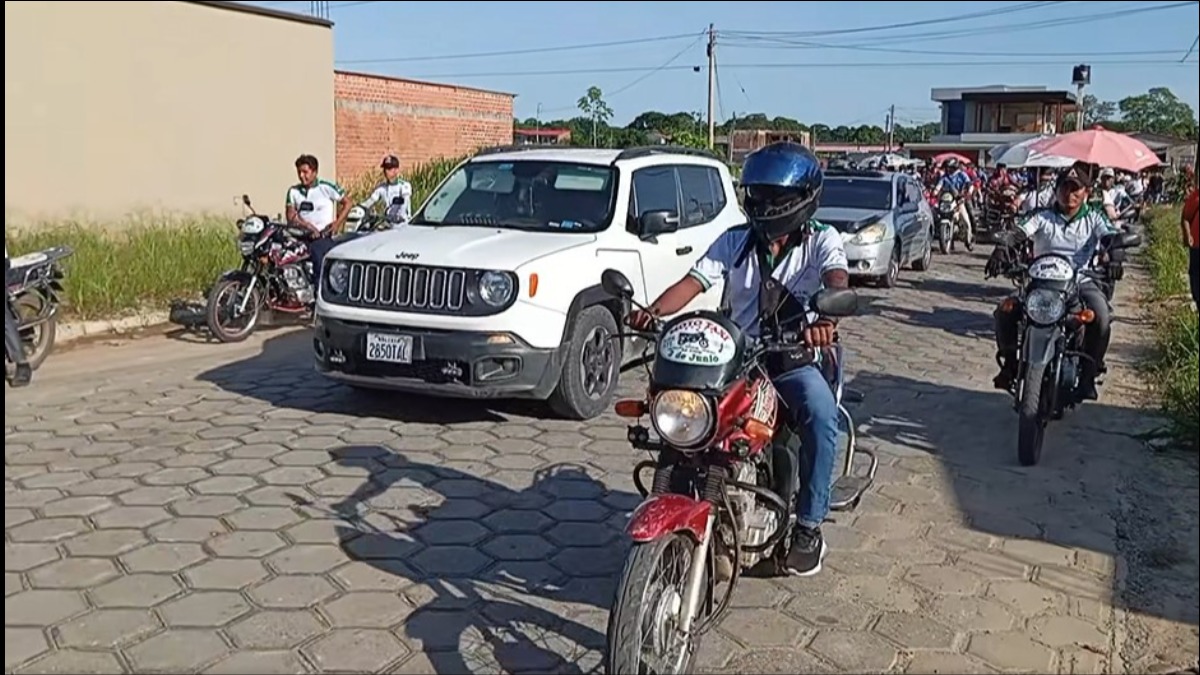 Decenas de motoqueros resguardan el vehículo donde fue trasladado Evo Morales. Foto: Captura