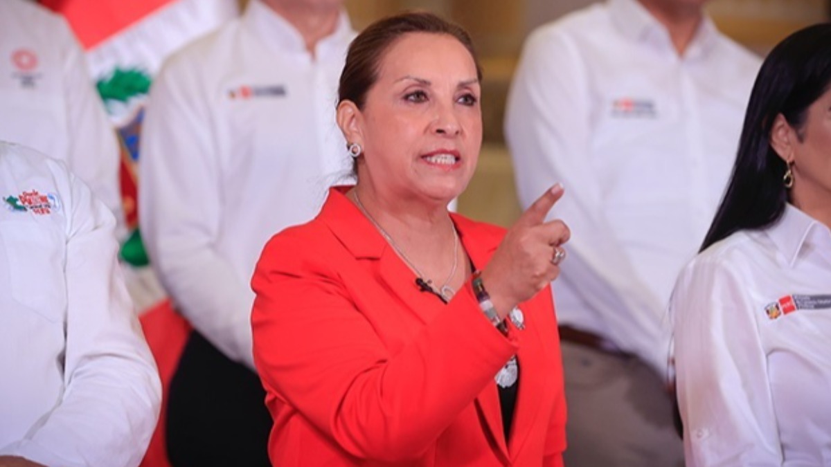 Dina Boluarte, presidenta de Perú, da un mensaje a la nación.