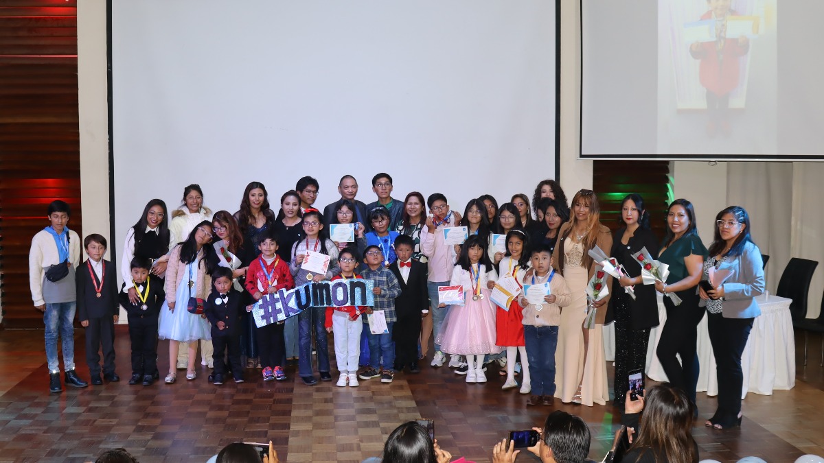 Directivos, maestros y estudiantes de Kumon durante el acto de premiación en La Paz.    Foto: ANF