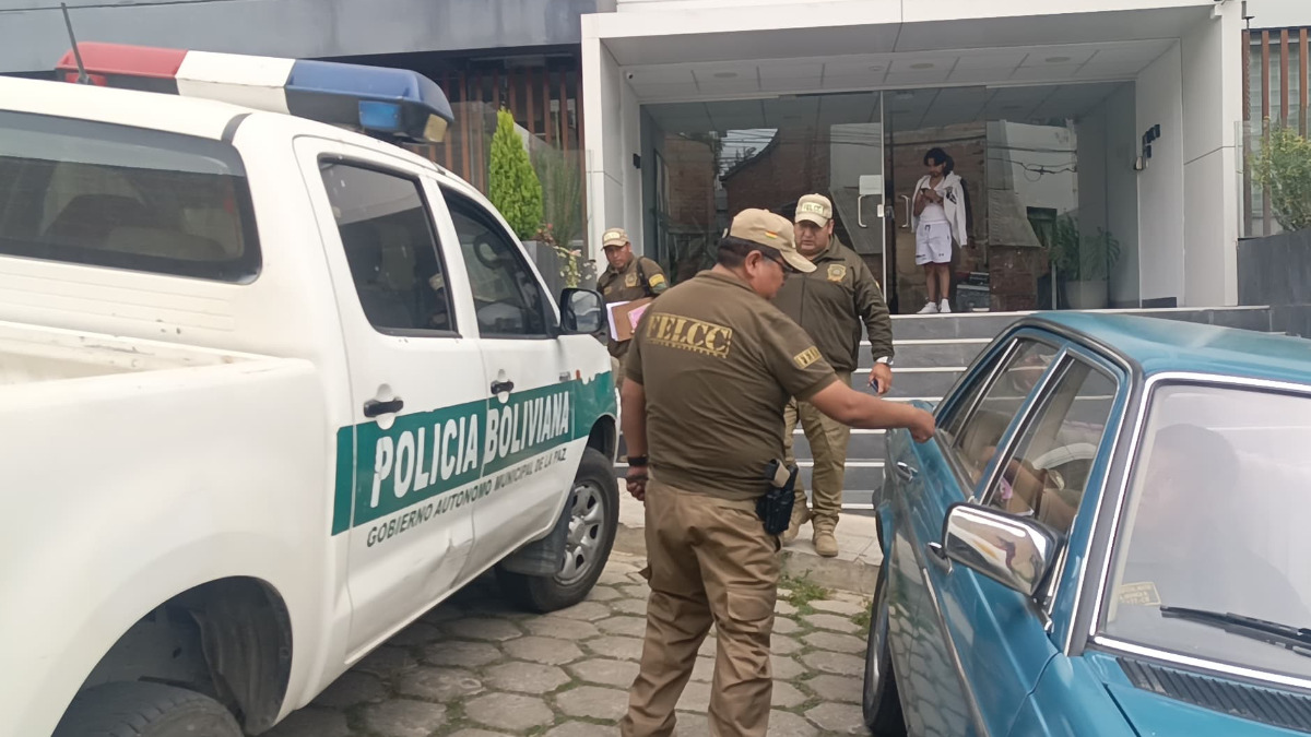 Efectivos de la Felcc se trasladó hasta el edificio donde se registró el atraco. Foto: Peter Luna