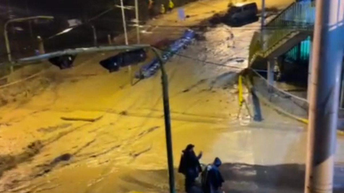 El agua anegó calles y avenidas en Bajo Llojeta.