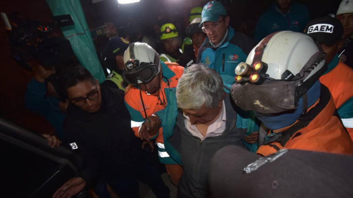 El alcalde Arias cuando es auxiliado tras desvanecerse. Foto: AMUN