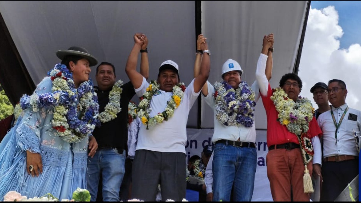 El alcalde Irupana, Bernardo Mamani, con el presidente Luis Arce. Foto: RRSS