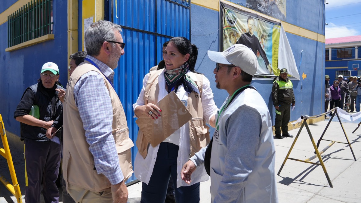 El jefe de la Misión de Observadores Electores, Edison Lanza, en uno de los recintos electorales. Foto: OEA