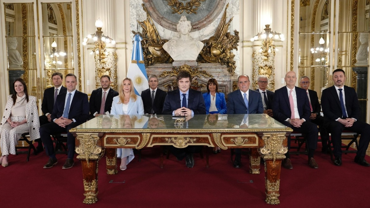 El presidente de Argentina, Javier Milei, rodeado de su gabinete en el discurso nacional en el aniversario de su primer año en el poder.  Foto: Gob. Argentina