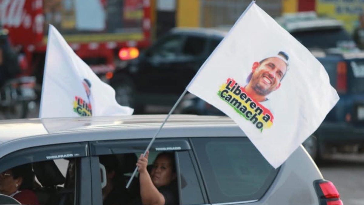 En Santa Cruz se llevó a cabo una caravana recordando dos años de su detención. Foto: El Deber