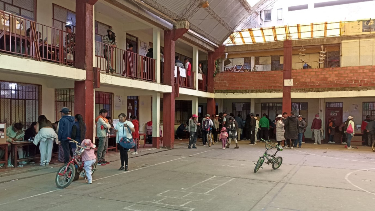 En un recinto electoral, electores que llegaron a votar. Foto: ANF