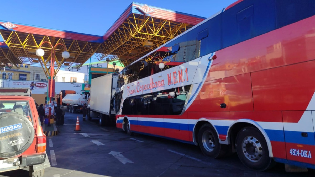 Filas en la estación de servicio Volcán en La Paz. Foto: Internet