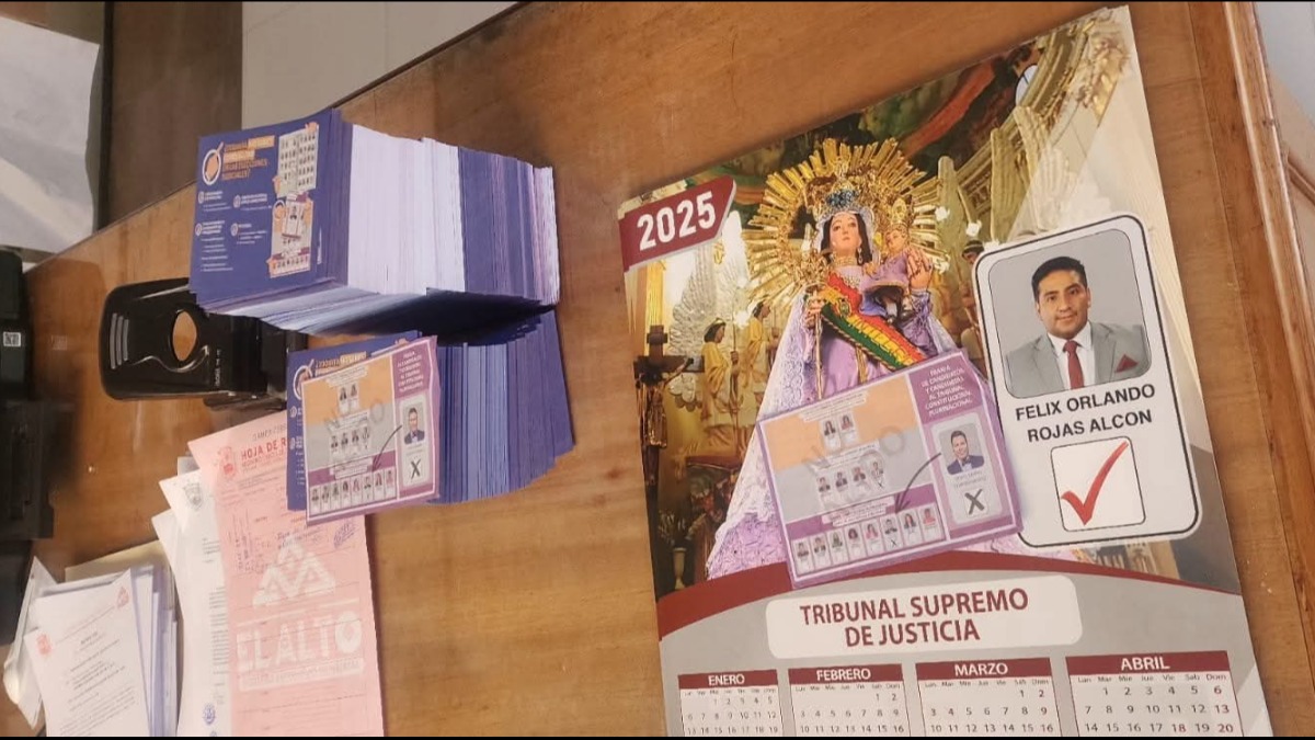 Material de propaganda a favor de dos candidatos para las Judiciales en dependencias del municipio de El Alto. Foto: Cortesía