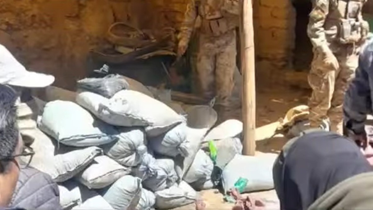 Las bolsas de yute con mineral estaban escondidas en un pozo. Foto. Captura