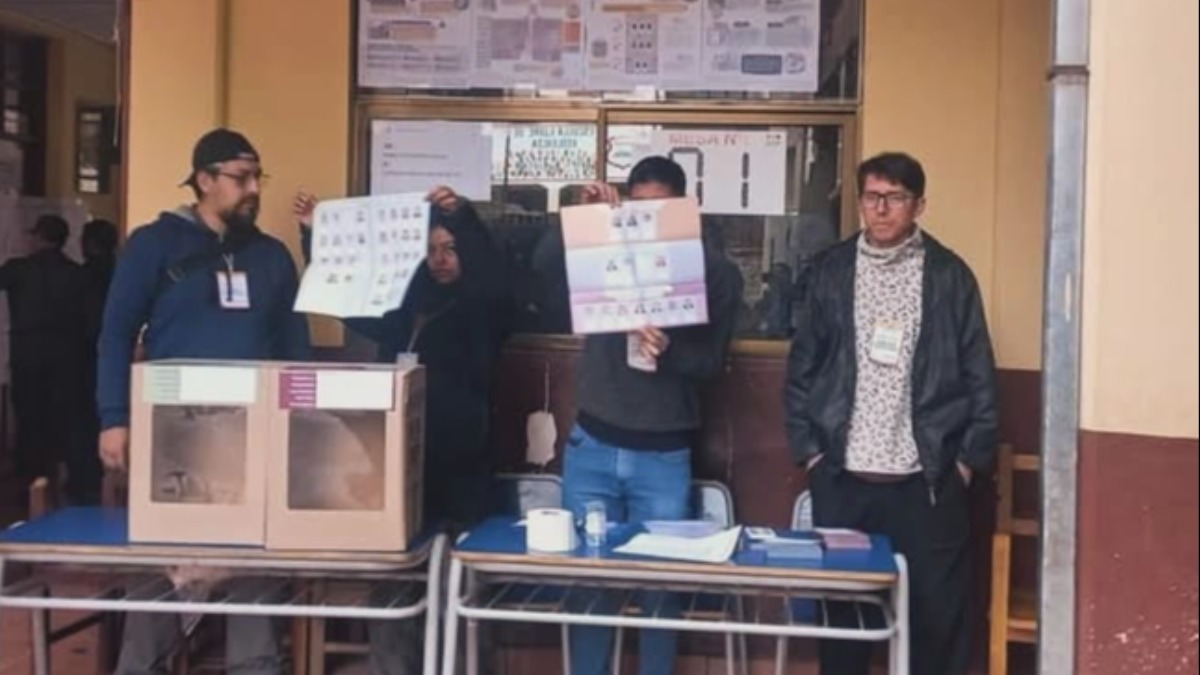 Los jurados muestran las papeletas en blanco al momento de entregar a los electores. Foto: OCD