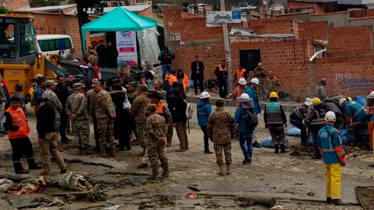 Militares y los funcionarios de la Alcaldía de La Paz se encuentren en Bajo Llojeta. Foto: Unitel.