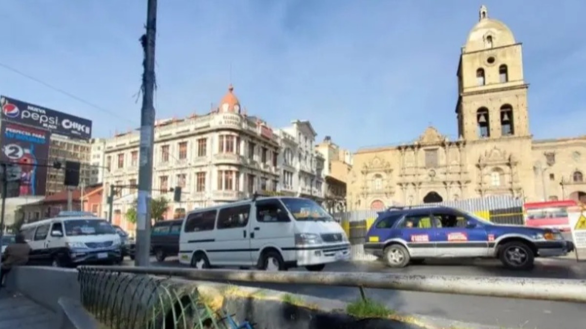 Minibuses que cargan pasajeros para el tramo Pérez-Ceja por la autopista La Paz-El Alto. Foto; AMUN