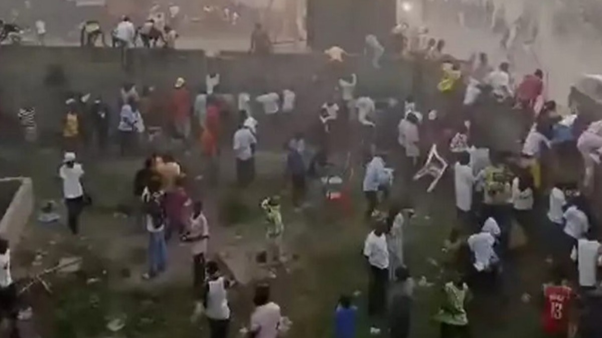 Momento de los disturbios durante un partido de fútbol celebrado en la ciudad de N'Zérékoré, Guinea.