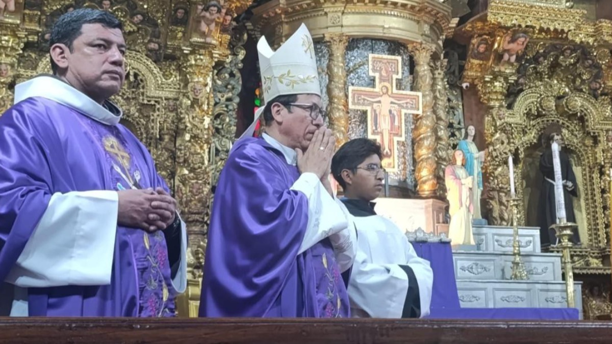 Obispo Auxiliar de la Arquidiócesis de La Paz, Mons. Pedro Fuentes en la Basílica de San Francisco. Foto: CEB