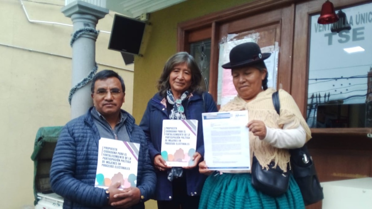 Organizaciones de mujeres entregan su propuesta en la Ventanilla Única del TSE. Foto: ANF