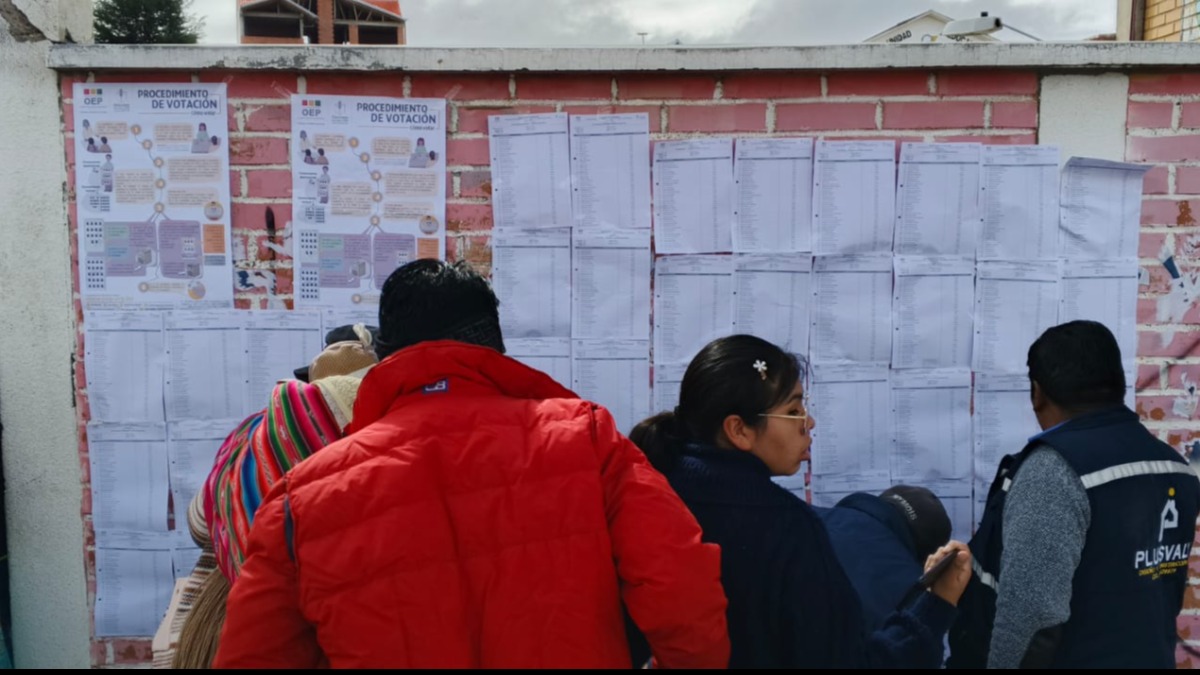 Personas buscan su recinto electoral en la Unidad Educativa Tokio, en El Alto. Foto: ANF