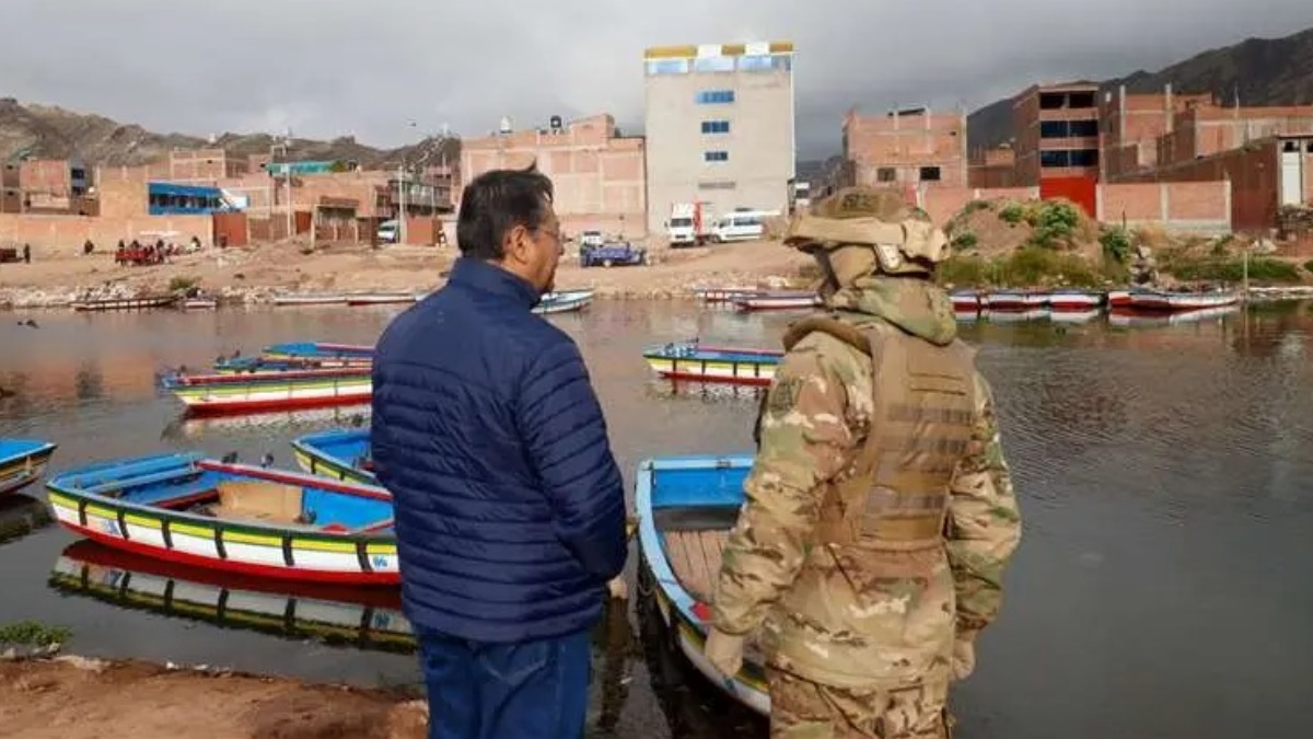 Presidente Arce frente a los botes que se encargan de transportar personas y mercadería entre Perú y Bolivia. Foto: Luis Arce