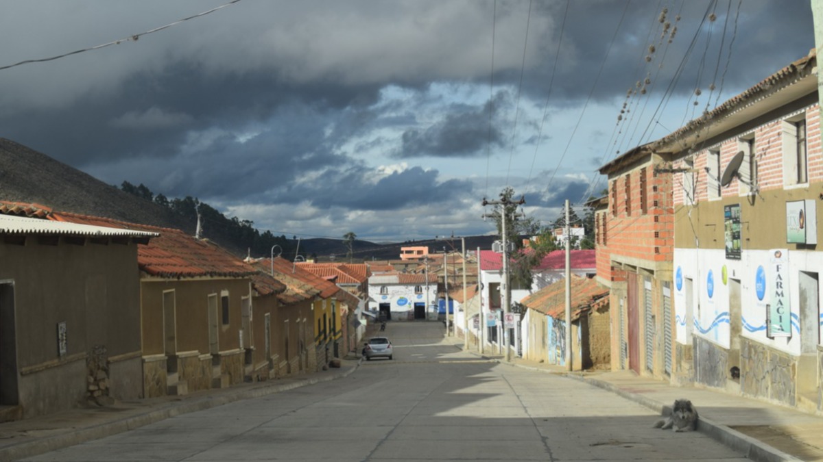 Una calle del centro poblado de Tarabuco. Foto: LFC