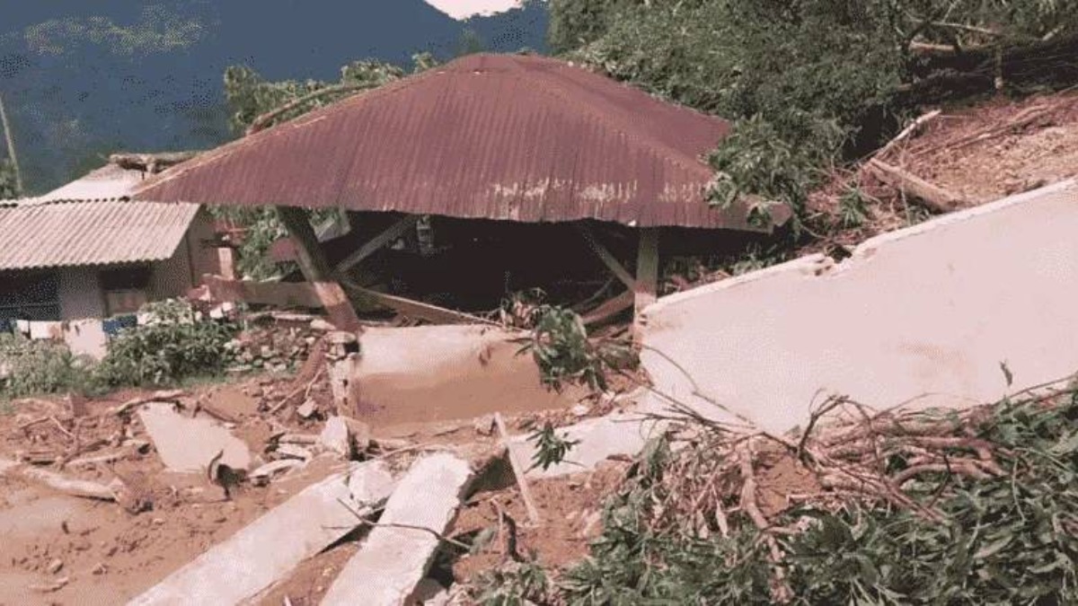 Una de las viviendas que fue sepultada por el deslizamiento de tierra. Foto: RRSS