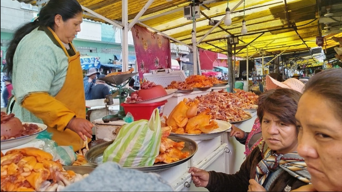 Vendedoras de carne de pollo en el mercado Rodríguez, en La Paz. Foto: ANF