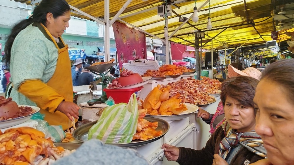 Venta de carne de pollo en el mercado Rodríguez, en La Paz. Foto: ANF