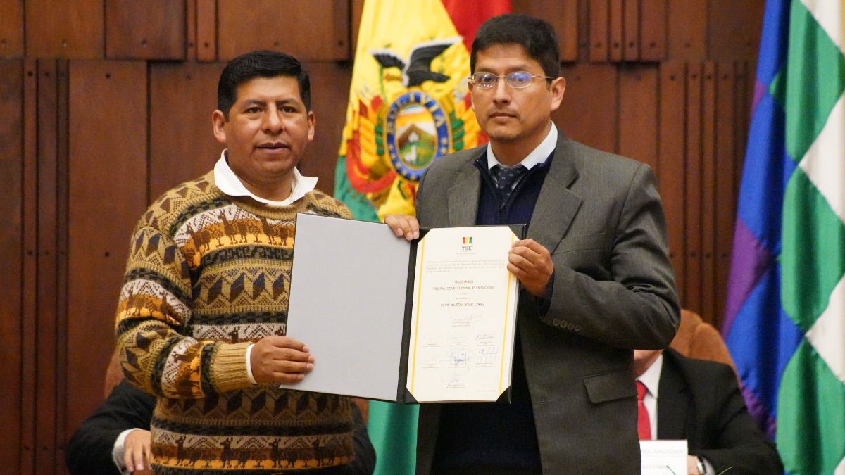 Vocal Tahuichi entrega la credencial al magistrado del TCP Boris Arias. Foto: ABI