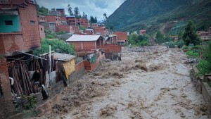 Desastre en Quime: Viceministro observa construcción de casas sobre un canal y en las orillas del río