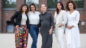 Fundación Bayer e Impact Hub Network buscan a 15 mujeres emprendedoras listas para escalar su impacto