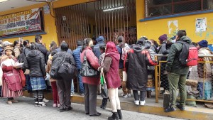 Inician las inscripciones escolares con muchos padres haciendo fila por cupos para sus hijos