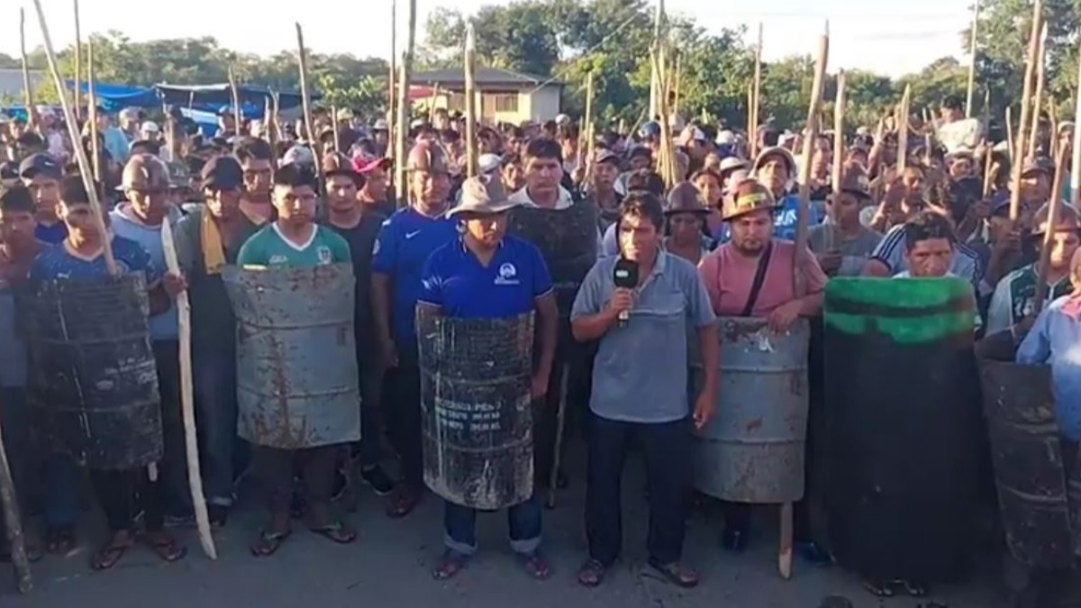 Afines a Evo Morales armados con palos y escudos. Foto: Captura