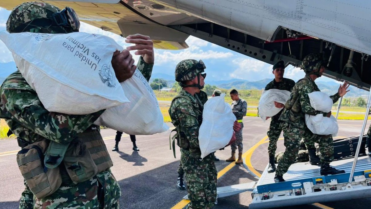 Efectivos militares de Colombia desplazan ayuda humanitaria para afectados.