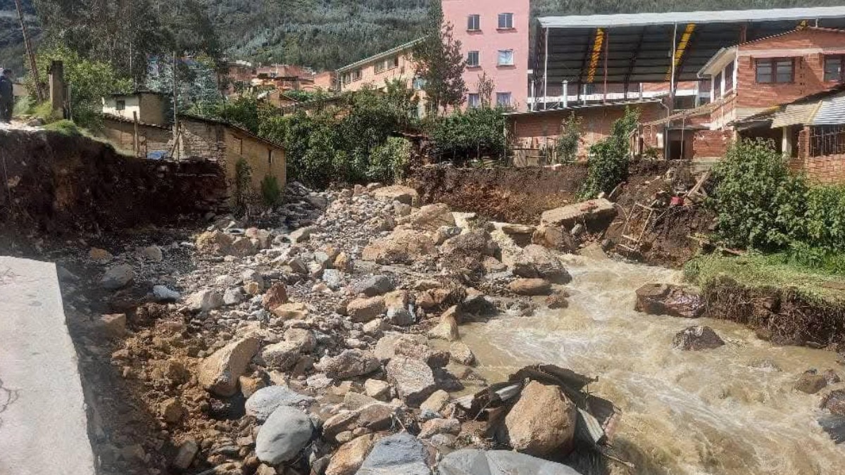 El desborde de un río ocasionó el deslizamiento de tierra en uno de los municipios en La Paz. Foto: Agamdepaz