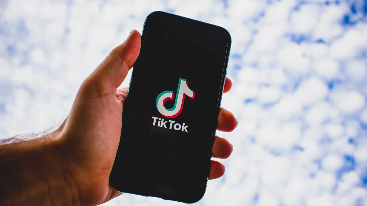 El logo de TikTok en un teléfono celular.