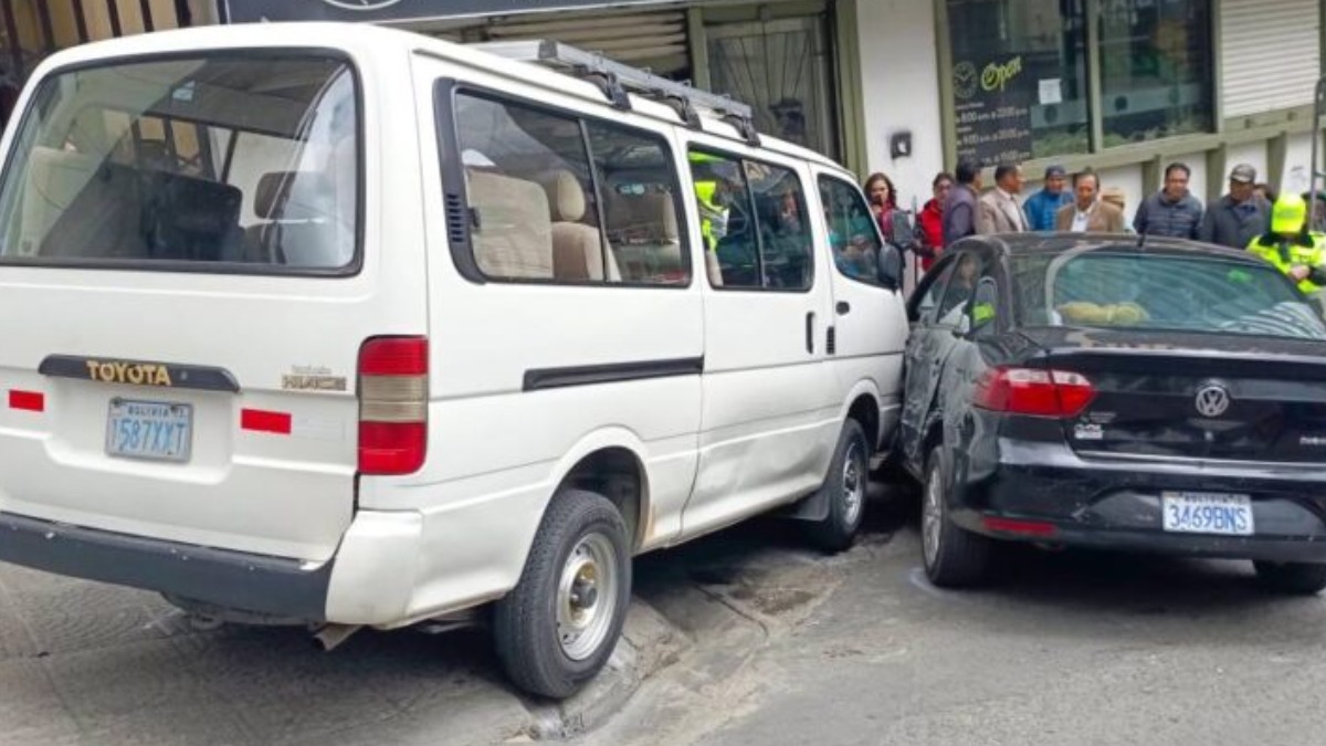 El minibús colisionó con otros motorizados. Foto: Unitel