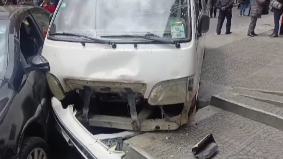 El minibus quedó así tras atropellar a las dos jóvenes. Foto: captura