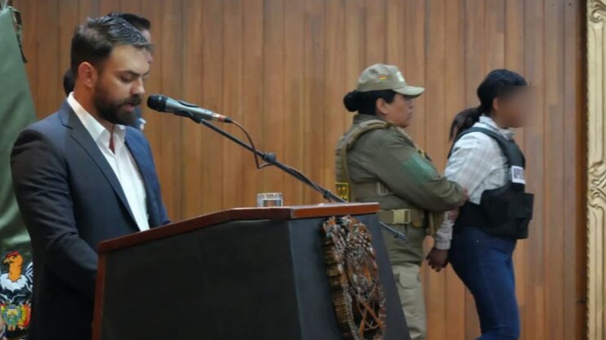 El ministro de Gobierno, Eduardo Del Castillo, presentó a la mujer ante los medios de comunicación. Foto: Captura