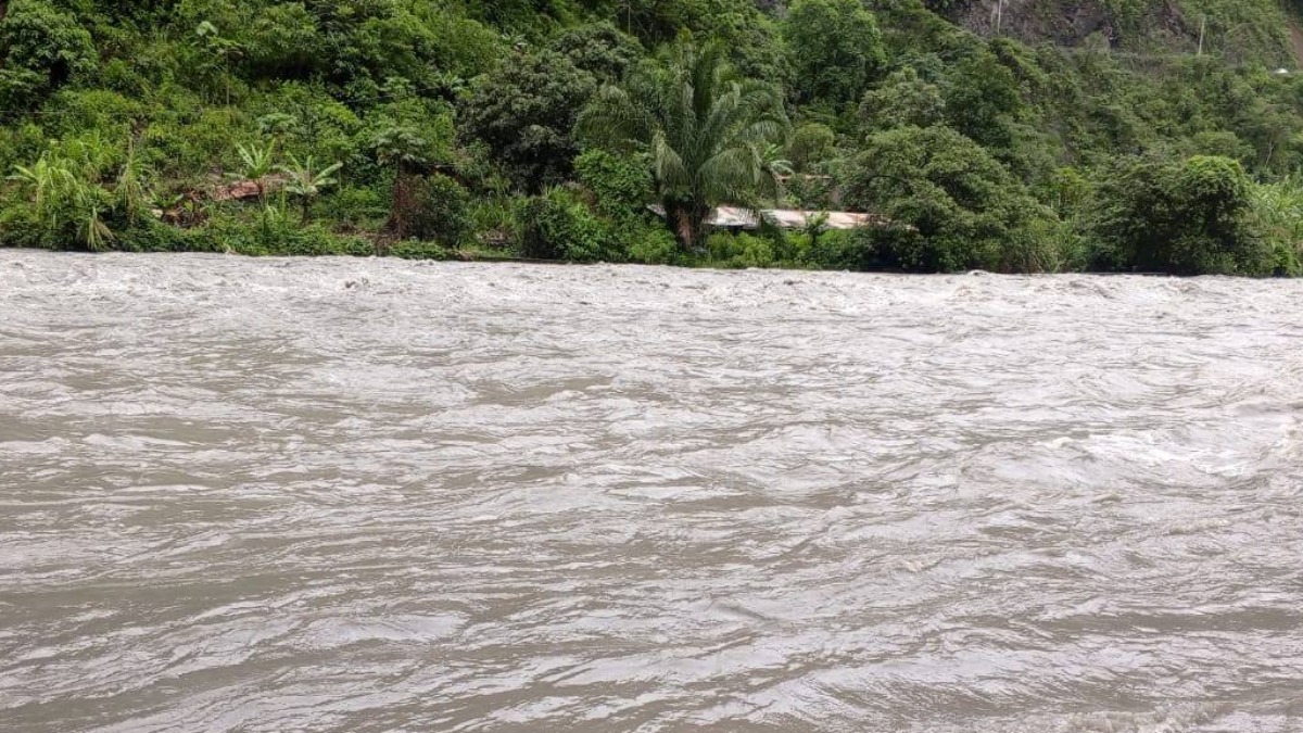 El río arrastró a tres mineros, inician su búsqueda. Foto: